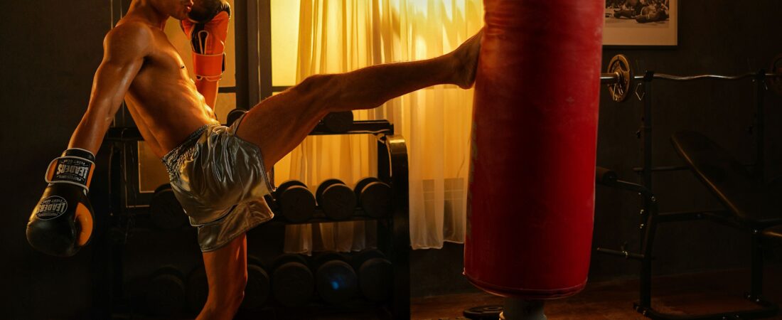 Sac de Frappe sur Pied : Comment Choisir pour s’Entraîner au MMA à la Maison ?